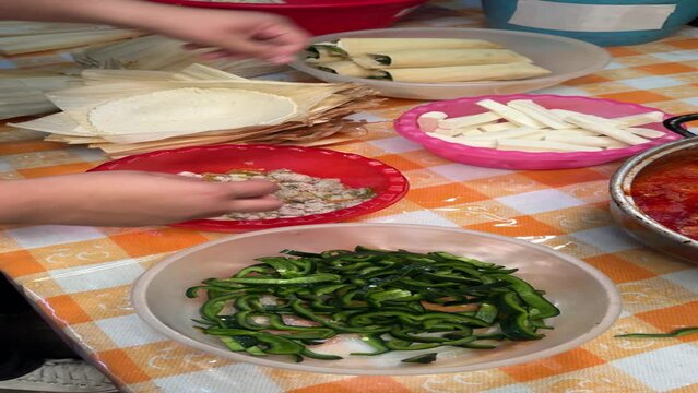 mujer mexicana haciendo tamales con harina de maiz, comida tipica mexicana
