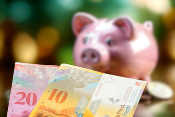 Ein Sparschwein und Banknoten Schweizer Franken CHF
