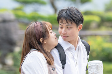 The scene of a young Taiwanese male and female couple in their 20s talking happily in the cat sky, a tourist destination in Taiwan 20代の若い台湾人の男女カップルが台湾の観光地である猫空で仲良く話す光景