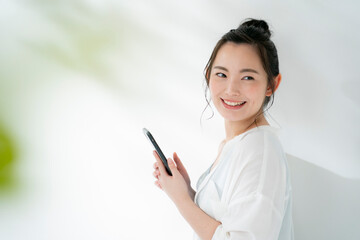 スマートフォンを見る若い女性