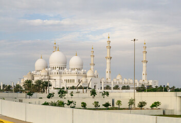 Fototapeta na wymiar View from the window of a tourist bus on the Sheikh Zayed Grand Mosque in Abu Dhabi city, United Arab Emirates