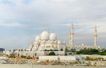 Fototapeta na wymiar View from the window of a tourist bus on the Sheikh Zayed Grand Mosque in Abu Dhabi city, United Arab Emirates