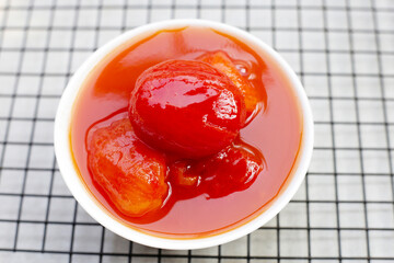 Whole peeled tomatoes in tomato juice