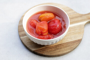 Whole peeled tomatoes in tomato juice