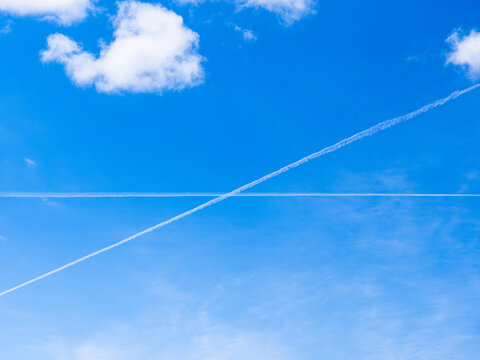 交差する飛行機雲