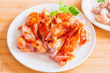 甘辛ソースに漬けた手羽先の開き