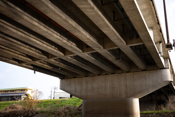 橋の下の構造体
