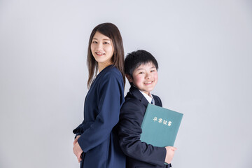 卒業証書を持った男の子と保護者　Graduation certificate