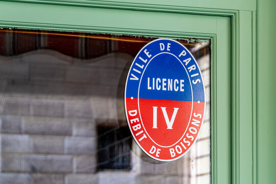 Paris, France - 26 mars 2024: Autocollant de Licence IV, ou licence de quatri&egrave;me cat&eacute;gorie, permettant &agrave; l'&eacute;tablissement qui en est titulaire de vendre des boissons alcoolis&eacute;es &agrave; consommer sur place