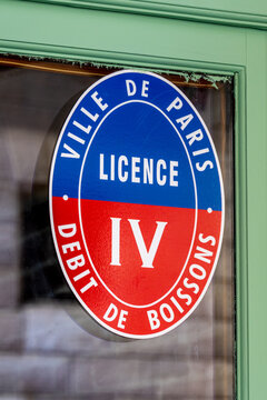 Paris, France - 26 mars 2024: Autocollant de Licence IV, ou licence de quatri&egrave;me cat&eacute;gorie, permettant &agrave; l'&eacute;tablissement qui en est titulaire de vendre des boissons alcoolis&eacute;es &agrave; consommer sur place