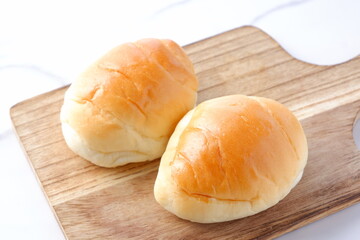 バターロールが用意された朝食のテーブル
