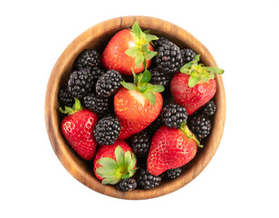 Erdbeeren und Brombeeren in holzschüssel isoliert auf weißen Hintergrund, Freisteller, Draufsicht 
