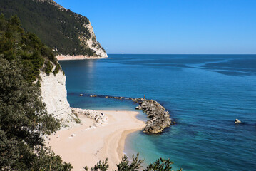 Spiaggia di Numana situata all'interno del Parco Naturae del Conero. Regione Marche.