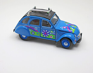 petite voiture bleue pour enfants