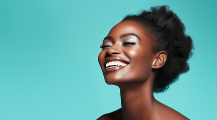 Une belle femme noire, heureuse et souriante, modèle de beauté, arrière-plan coloré, image avec espace pour texte. - obrazy, fototapety, plakaty
