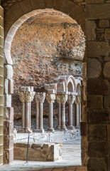 Porte mozarabe et cloître roman sous la roche dans le monastère de San Juán de la Peña, Aragon, Espagne - obrazy, fototapety, plakaty