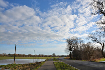 Fototapeta premium Landschaft mit Strasse und Radweg