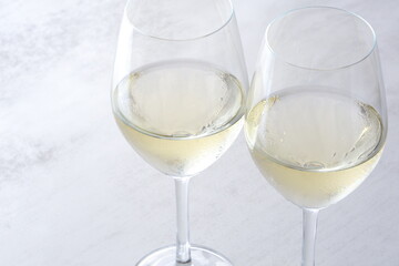 白ワインが注がれたふたつのワイングラスで乾杯のイメージ
