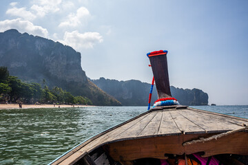 drewniane łódki na rajskiej wyspie, plaża i drewniana łódka