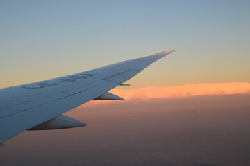 Fototapeta premium 夕暮れと飛行機