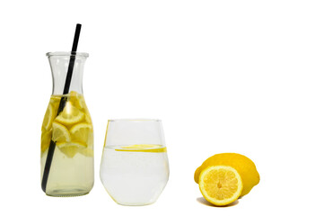 Woda z cytryną w szklance, orzeźwiający napój cytrynowy izolowany na bialym tle