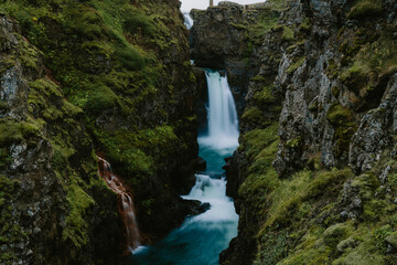 Fototapeta na wymiar beautiful scenic waterfall in iceland 