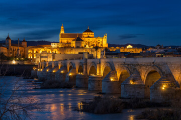 Obraz premium Cordoba, Andalusien, Spanien, Roemische Bruecke mit der Mezquita Kathedrale im Hintergrund und dem Fluß Rio Guadalquivir 