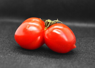 "Siamesische" rote Tomaten, die zusammen geklebt sind