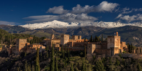 Granada, Andalusien, Spanien, Alhambra, mit schneebedeckten Bergen, Sierra Nevada < english> Granada, Andalusia, Spain, Alhambra, with snow-capped mountains, Sierra Nevada