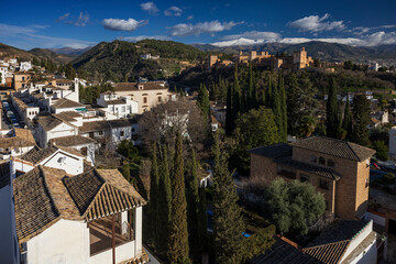 Naklejka premium Granada, Albaicín, Spanien, Alhambra, mit schneebedeckten Bergen, Sierra Nevada, von Iglesia de San Miguel Bajo aus gesehen 