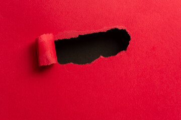 穴の開いた赤い紙