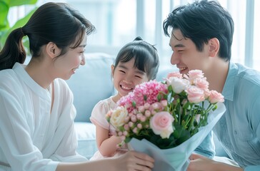 リビングでプレゼントの花束を渡す家族