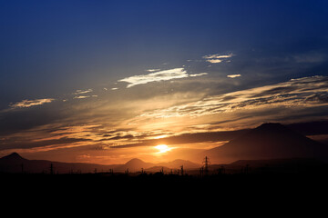 富士山の見える郊外の夕景