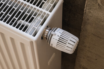 Radiator with temperature adjusting knob