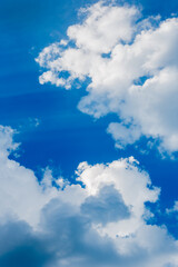 nuage blanc et ciel bleu