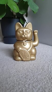 maneki-neko lucky cat gold Japanese figurine 