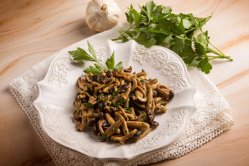 sautéed chiodini mushroom with parsley and garlic - 767835545