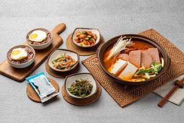 Korean food, seafood, agu, jjim, whole ribs, soup, kimchi, spam, dumplings, meat, clams, kalguksu, sea urchin eggs, side dishes, traditions