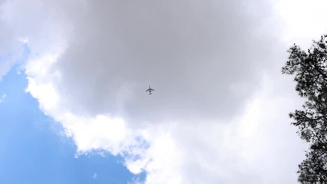 Los aviones siempre me han gustado desde que era ni&ntilde;o y hoy me quede mirando a ellos tirado en el parque y contemplando el cielo azul y sonre&iacute;. 