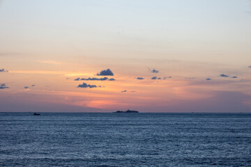 夕焼けに浮かぶ島