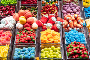 Süßigkeiten auf dem Markt La Boqueria in Barcelona, Spanien - obrazy, fototapety, plakaty