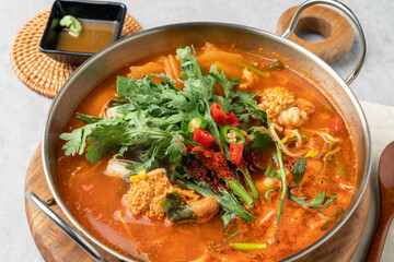 Korean food, fish, shrimp pancake, sea snail, seasoned noodles, soy sauce, wasabi, mugwort, spicy, chili pepper, perilla leaf, green onion