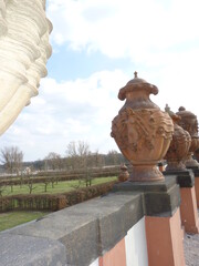 Vases dans les jardins du Palais de Troja à Prague - obrazy, fototapety, plakaty