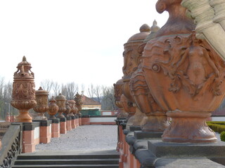 Vases dans le jardin du Palais de Troja à Prague - obrazy, fototapety, plakaty