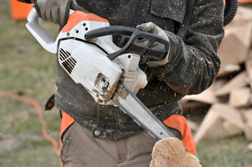 Man cutting wood - 767910538