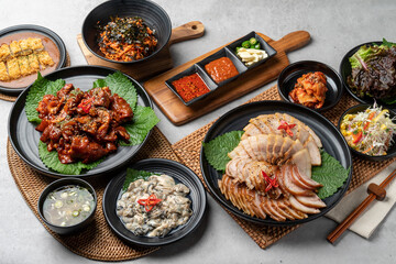 Korean food, pig's feet, spicy, bossam, pork, boiled pork, oysters, side dishes, kimchi, cabbage, perilla leaves, cabbage, garlic, pepper, pork cutlet