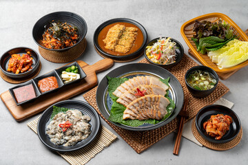 Korean food, pig's feet, spicy, bossam, pork, boiled pork, oysters, side dishes, kimchi, cabbage, perilla leaves, cabbage, garlic, pepper, pork cutlet