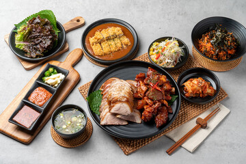 Korean food, pig's feet, spicy, bossam, pork, boiled pork, oysters, side dishes, kimchi, cabbage, perilla leaves, cabbage, garlic, pepper, pork cutlet