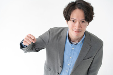 ガッツポーズをする男性