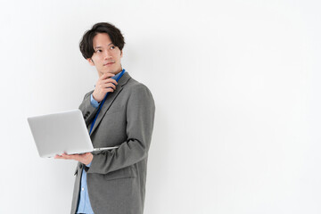 ノートパソコンを持つ男性